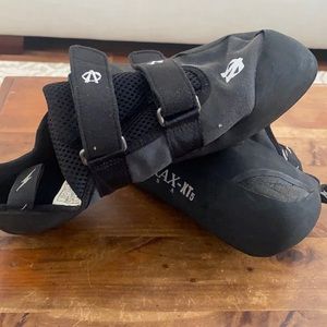 Like new- Evolv Trac- XT5 climbing shoe.